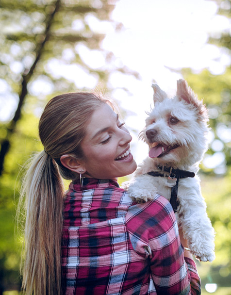 Immagine di ragazza con cane in braccio