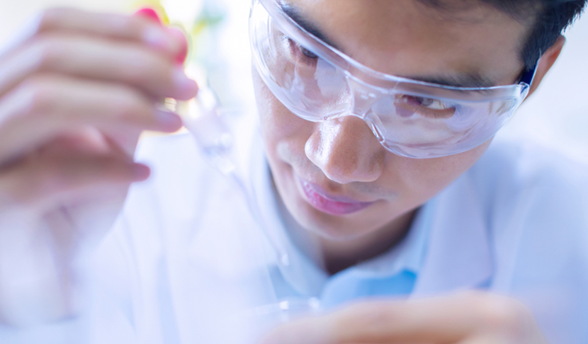 Employee_Corporate_MaleFemaleWalking