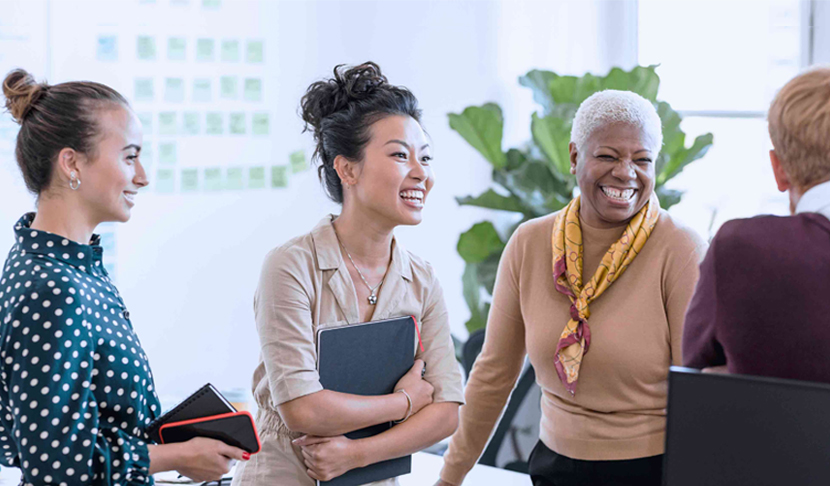 Immagine di gruppo di colleghi che ridono insieme