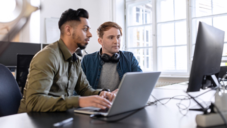 Immagine di due uomini che lavorano al computer