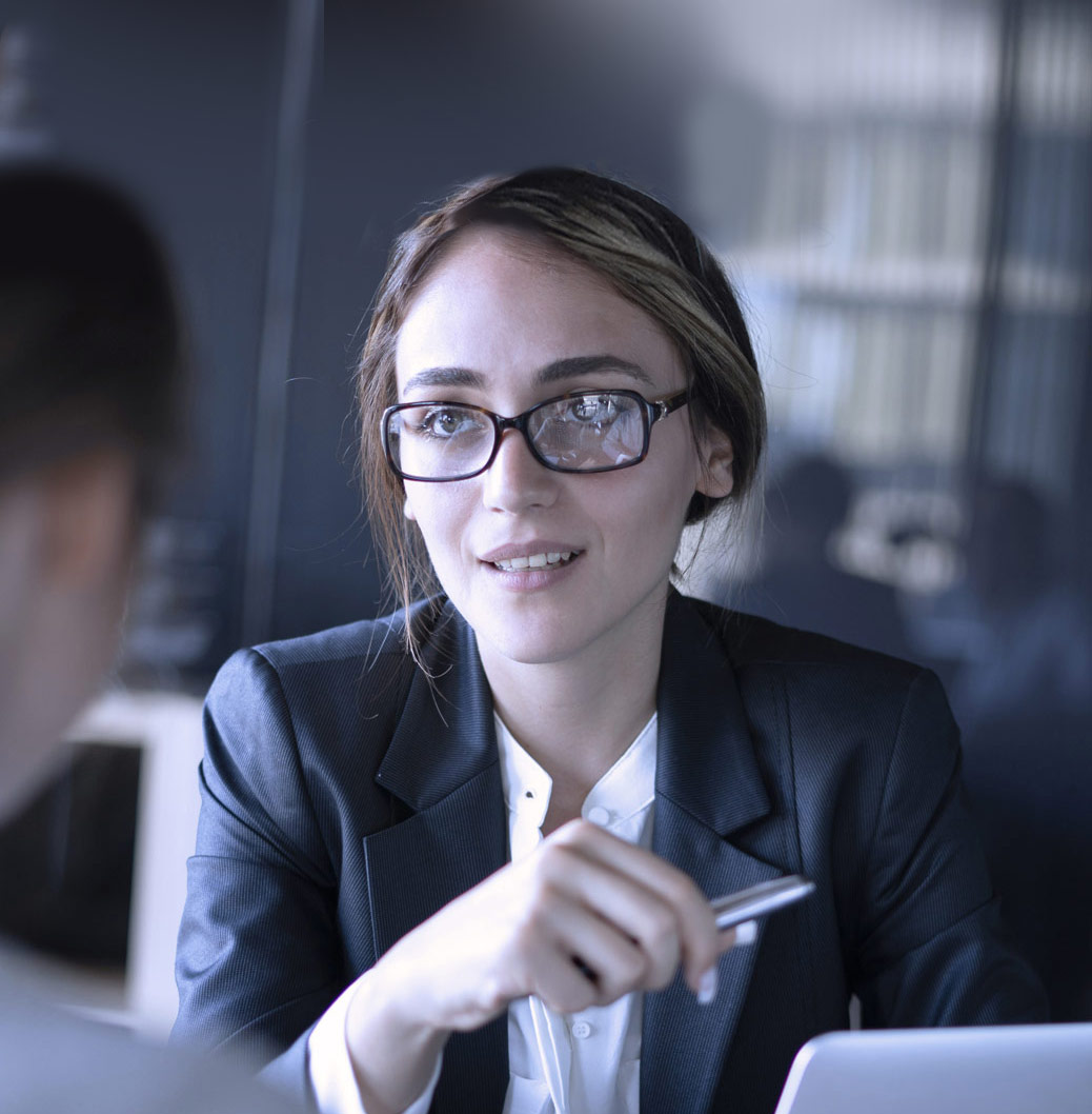 Immagine di donna al lavoro alla scrivania