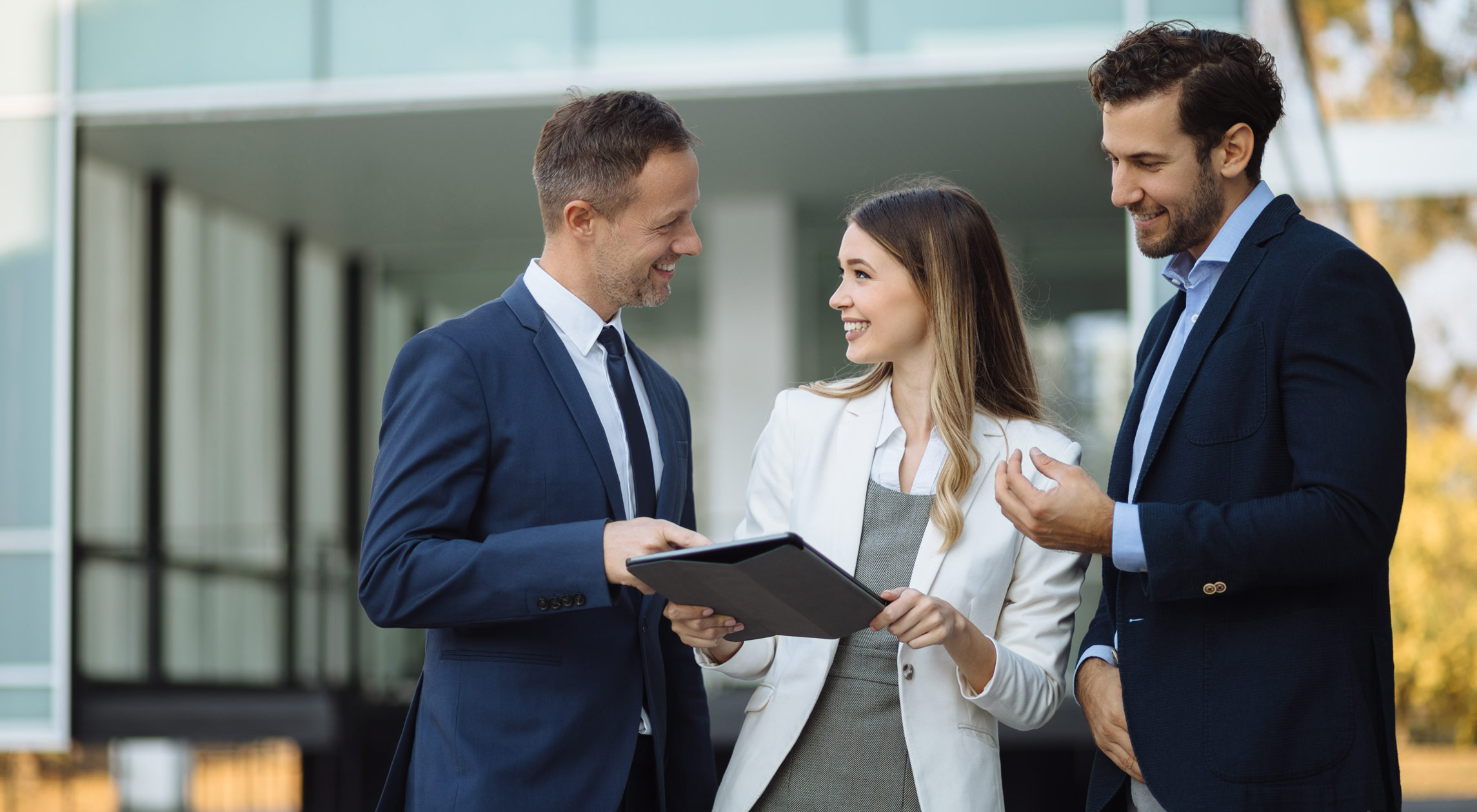 Immagine di colleghi che parlano e guardano un tablet