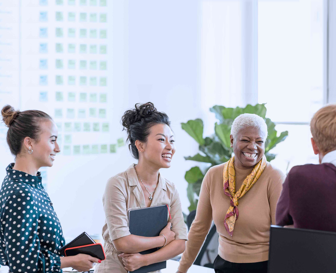 Immagine di gruppo di colleghi che ride insieme