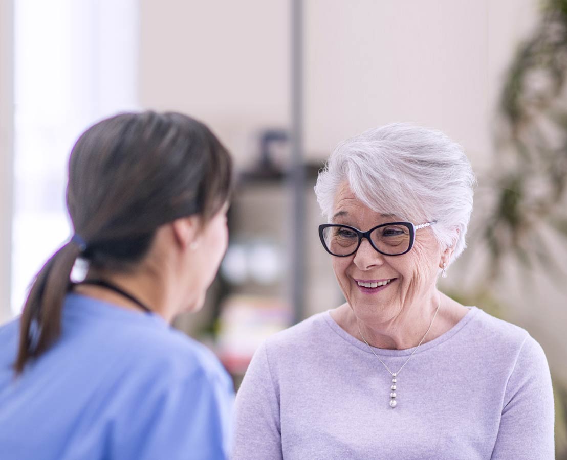 Immagine di personale sanitario con una paziente