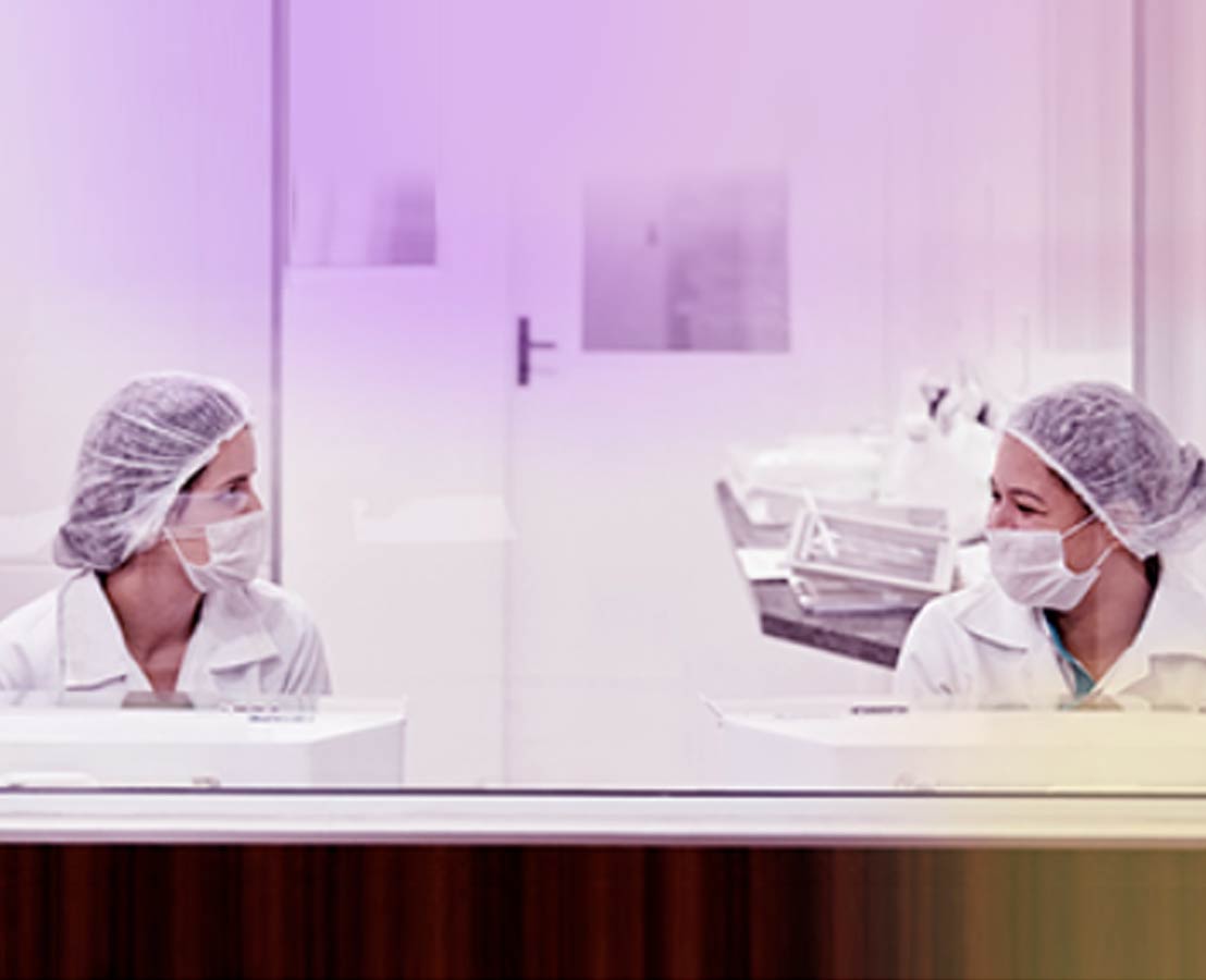 Immagine di donne con camice e mascherina