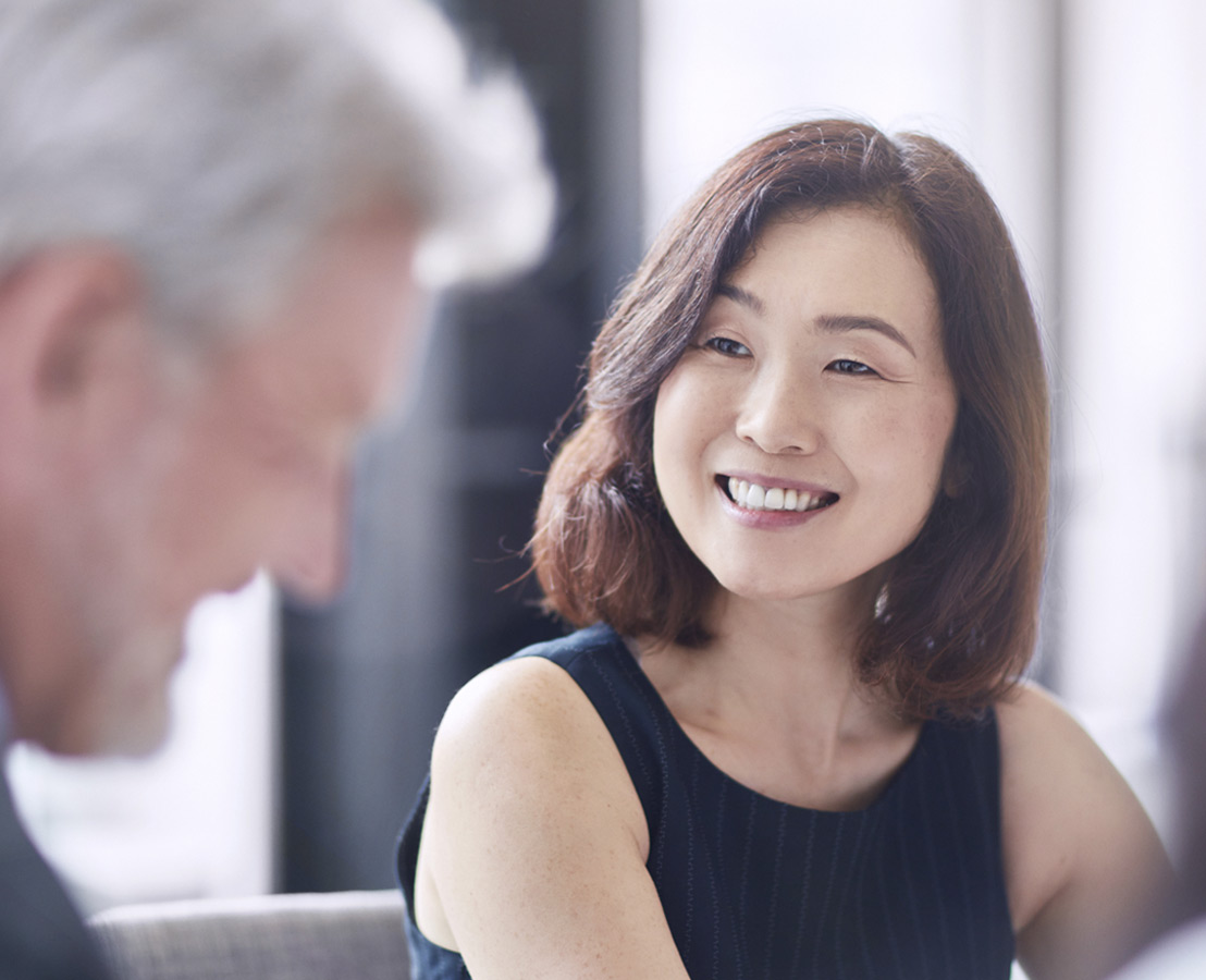 Immagine di donna che parla con collega
