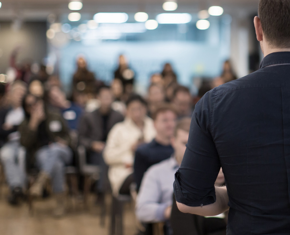 Immagine di uomo di spalle durante una riunione