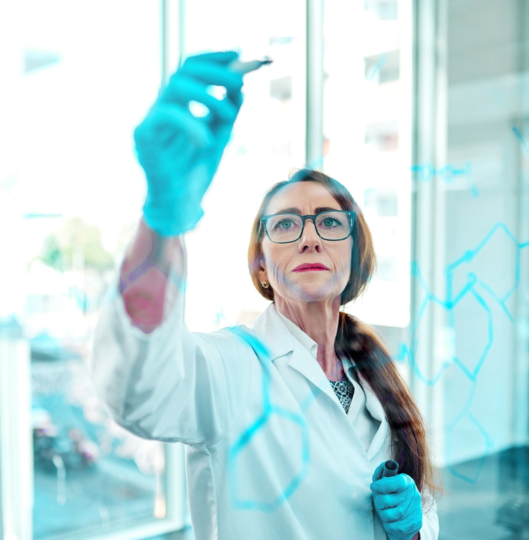 Immagine di donna con camice che scrive su una lavagna