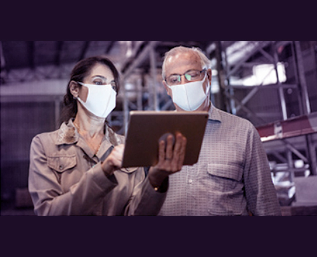 Immagine di due persone con mascherina che guardano un tablet